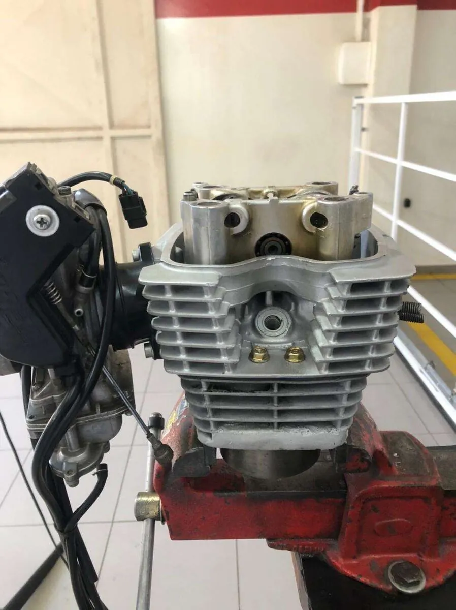 Motor sobre bancada de trabalho