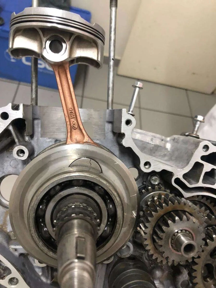 Virabrequim e pistão de motor preparado