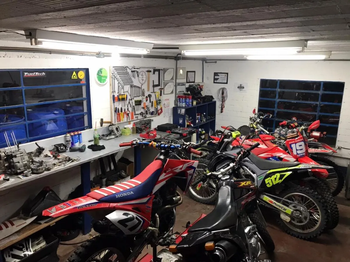Oficina completa com motos de competição